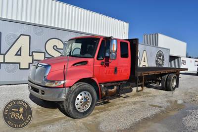 International MA025 22 ft Flatbed Truck - Automatic