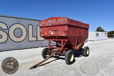 NEW IDEA 250 Gravity Wagon