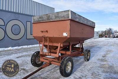 Gravity WagOn On Running Gear, frOnt Ladder, Side Discharge