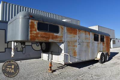 Monarch LIVESTOCK TRAILER Horse Trailer