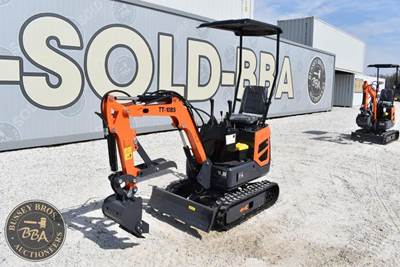 Terratrak Mini Excavator Manual Thumb, Grading Blade, Digging Bucket, Rubber