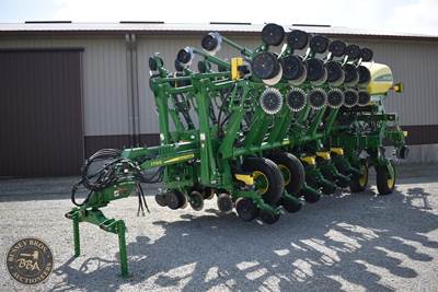 John Deere 1795 Planter / Row Unit