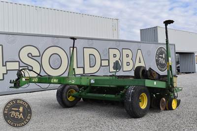John Deere 7240 Planter / Row Unit
