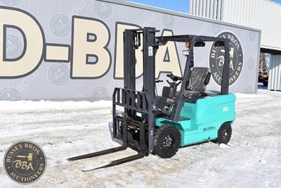 Digmaster 20 Electric Forklift, Lights, 2 Stage, Mast, Side Shift, Adjustable