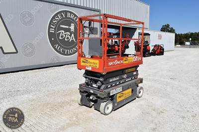 Skyjack SJIII 3219 Scissor Lift - 19ft Working Height
