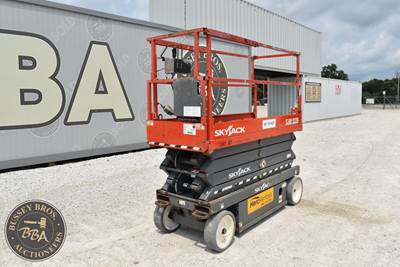 Skyjack SJIII-3226 Scissor Lift - 26ft Working Height