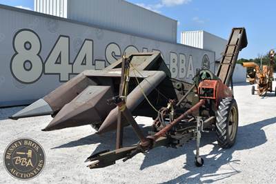 NEW IDEA 324 Self-Propelled Forage Harvester