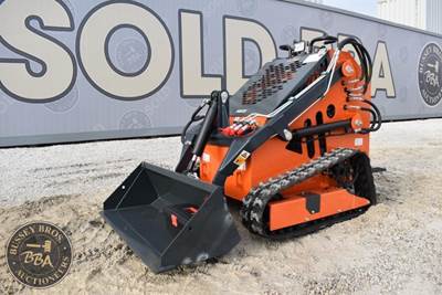 LANDHERO T-460 Mini Skid Steer