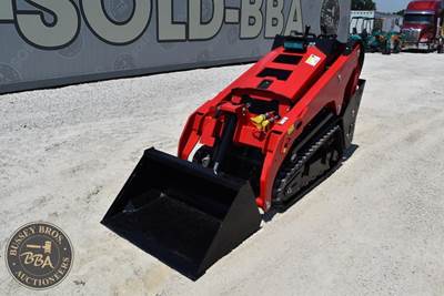 Model V1000 .9HRS Showing, Kubota Diesel Engine, 39inch Buckets, Rubber Tracks, 