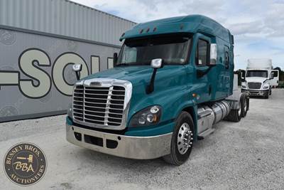 Freightliner Cascadia 125 Sleeper Semi Truck - Detroit