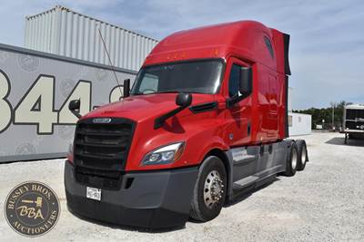 Freightliner Cascadia 126 Sleeper Semi Truck - Detroit, Automatic