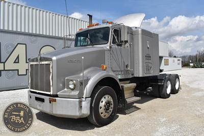 Kenworth T800 Sleeper Semi Truck - Cummins 310HP, Manual
