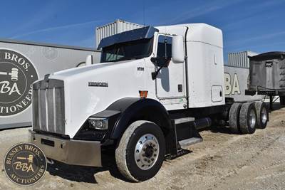 Kenworth T800 Sleeper Semi Truck - Detroit 330HP, Manual