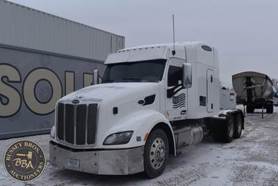 Peterbilt 579 Sleeper Semi Truck - Paccar 380HP, Manual