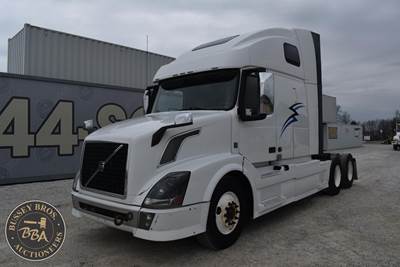Volvo VNL Sleeper Semi Truck - D13 425HP