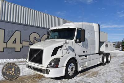 Volvo VNL64T780 Sleeper Semi Truck - Flat Top Sleeper, 475HP