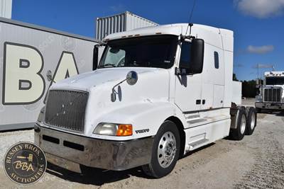 Volvo VNL64T Sleeper Semi Truck - Detroit 425HP, Manual