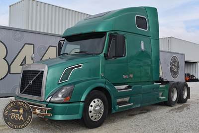 Volvo VNL64T670 Sleeper Semi Truck - Raised Roof Sleeper, D12 425HP, 10 Speed Manual