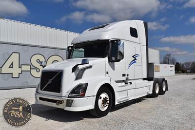 Volvo VNL64T670 Sleeper Semi Truck - D13 425HP