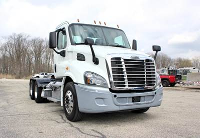 Freightliner Cascadia 113 Day Cab Truck - Detroit 410HP, 10 Speed Amt
