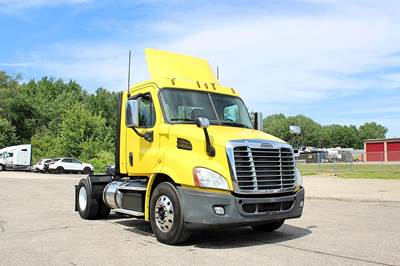 Freightliner Cascadia 113 Single Axle Day Cab Truck - Detroit 410HP, 10 Speed Manual