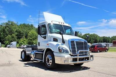 Freightliner Cascadia 113 Day Cab Truck - Detroit 410HP, 12 Speed Dt12 Amt