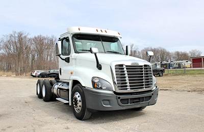 Freightliner Cascadia 125 Day Cab Truck - Detroit 450HP, 10 Speed Amt