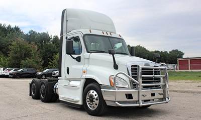 Freightliner Cascadia 125 Day Cab Truck - Detroit 455HP, 12 Speed Dt12 Amt