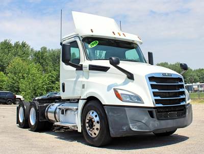 Freightliner Cascadia 126 Day Cab Truck - Detroit 450HP, 12 Speed Dt12 Amt