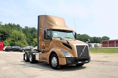 Volvo VNL64T300 Day Cab Truck - D13 405HP, 12 Speed I Shift Amt