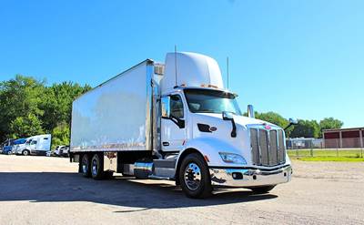 Peterbilt 579 26 ft Box Truck - 455HP, Amt, Liftgate