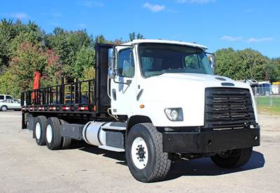 Freightliner 114SD Tandem Axle Oil Field Truck - Detroit, 450HP, 10 Speed Manual