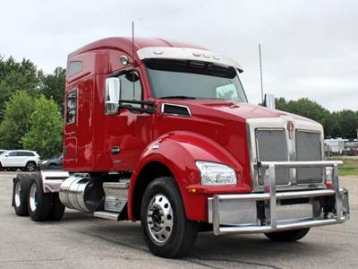 Kenworth T880 Sleeper Semi Truck - Mid Roof Sleeper, Paccar 510HP, 10 Speed Manual