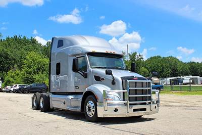 Peterbilt 579 Sleeper Semi Truck - Raised Roof Sleeper, Paccar 510HP, 13 Speed Ultrashift Amt