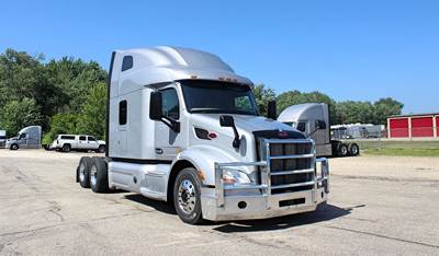 Peterbilt 579 Sleeper Semi Truck - Raised Roof Sleeper, Paccar 510HP, 13 Speed Ultrashift Amt