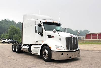 Peterbilt 579 Sleeper Semi Truck - Raised Roof Sleeper, Paccar 455HP, 12 Speed Endurant Amt