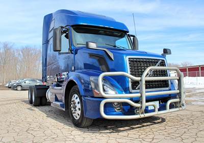 Volvo VNL62T670 Sleeper Semi Truck - Raised Roof Sleeper, D13 500HP, 12 Speed I Shift Amt