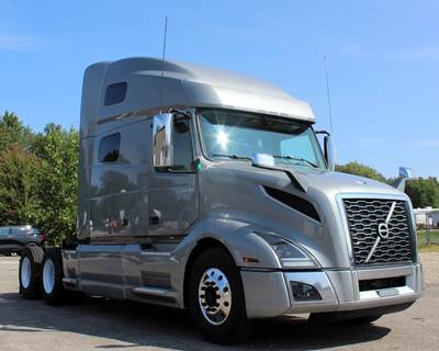 Volvo VNL62T760 Sleeper Semi Truck - Raised Roof Sleeper, D13 455HP, 12 Speed I Shift Amt