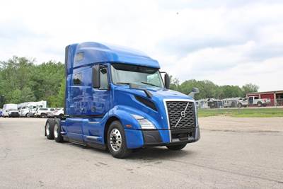 Volvo VNL64T760 Sleeper Semi Truck - Raised Roof Sleeper, D13 500HP, 12 Speed I Shift Amt