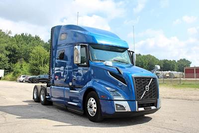 Volvo VNL64T760 Sleeper Semi Truck - Raised Roof Sleeper, D13 455HP, 12 Speed I Shift Amt