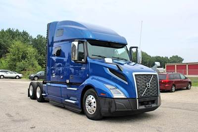 Volvo VNL64T760 Sleeper Semi Truck - Raised Roof Sleeper, D13 455HP, 12 Speed I Shift Amt