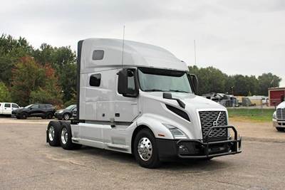Volvo VNL64T760 Sleeper Semi Truck - Raised Roof Sleeper, D13 455HP, 12 Speed I Shift Amt