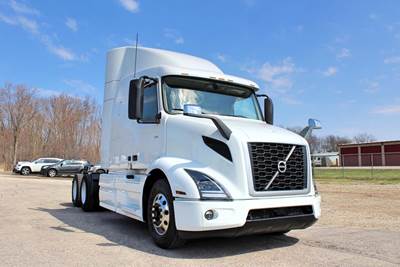 Volvo VNR62T640 Sleeper Semi Truck - Mid Roof Sleeper, D13 425HP, 12 Speed I Shift Amt