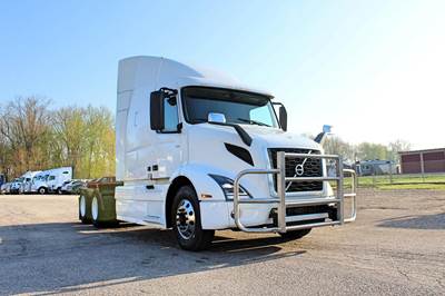 Volvo VNR62T640 Sleeper Semi Truck - Mid Roof Sleeper, D13 425HP, 12 Speed I Shift Amt