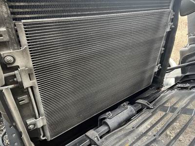 Freightliner Cascadia A/C Condenser for a Freightliner CASCADIA 125