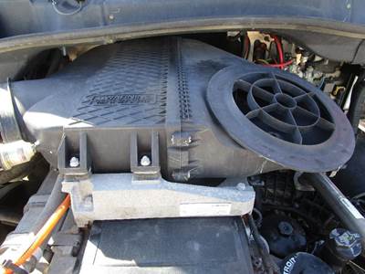 Freightliner Cascadia Air Cleaner / Air Filter Housing for a Freightliner CASCADIA 125