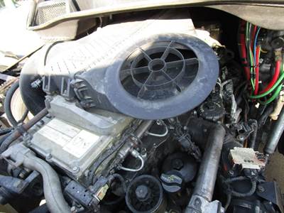 Freightliner Cascadia Air Cleaner / Air Filter Housing for a Freightliner CASCADIA 125