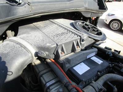 Freightliner Cascadia Air Cleaner / Air Filter Housing for a Freightliner CASCADIA 125