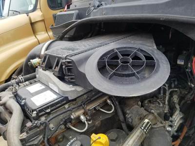 Freightliner Cascadia Air Cleaner / Air Filter Housing for a Freightliner CASCADIA 125