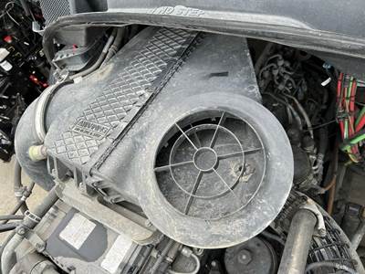 Freightliner Cascadia Air Cleaner / Air Filter Housing for a Freightliner CASCADIA 125